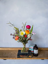 Load image into Gallery viewer, Mother's Day Small Bouquet: Mama Bee
